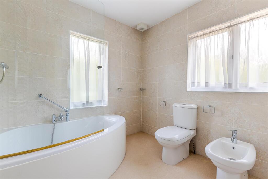 A26 - Ridgwood, Rock End Avenue - 250901.jpg