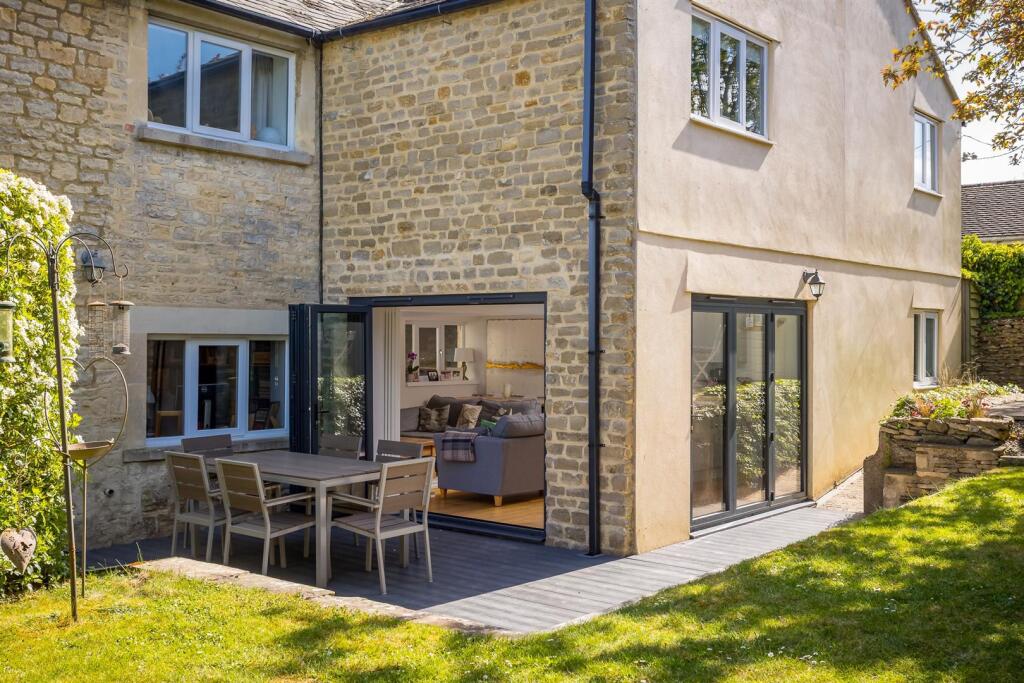 9 - Hilary Cottage - GL7 4HT - Web.jpg