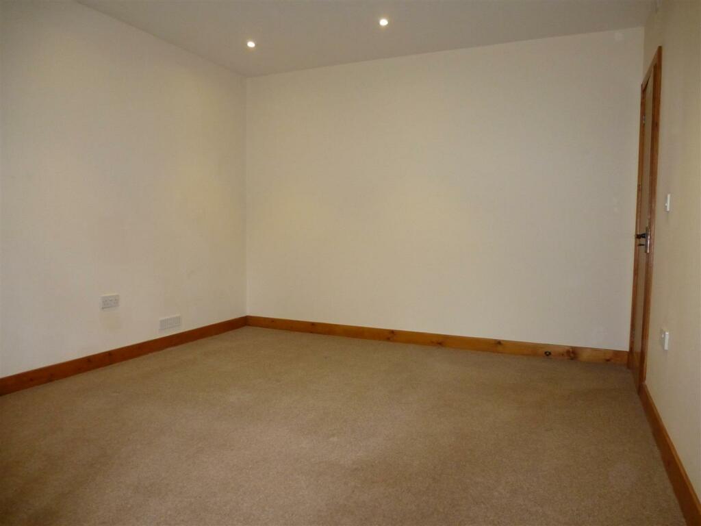 Bedroom 1 V2.JPG