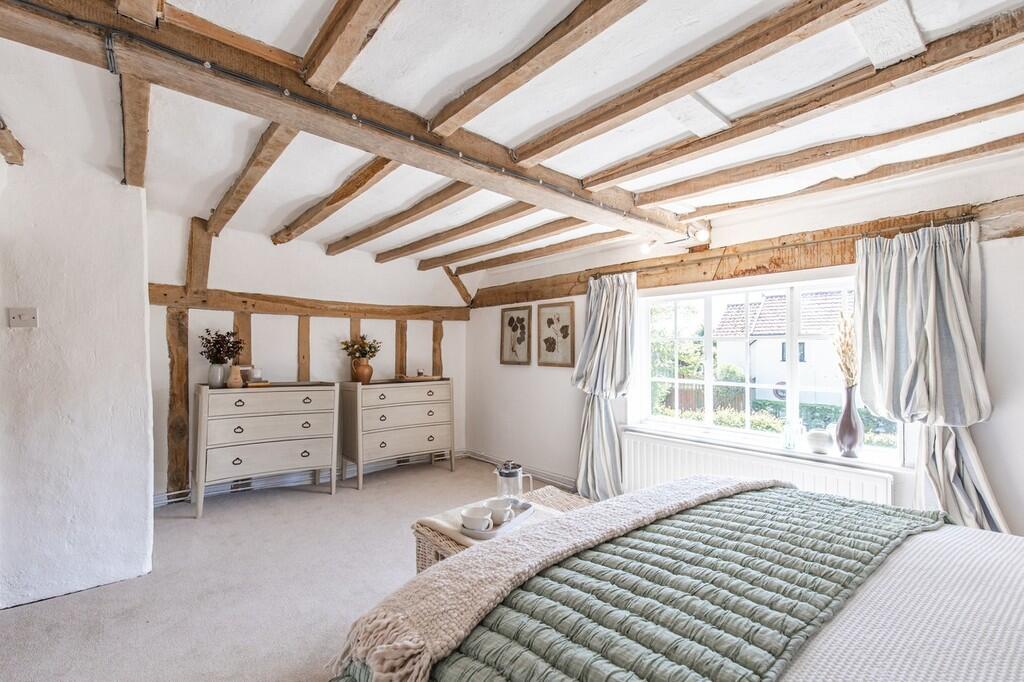 White Cottage Hou...