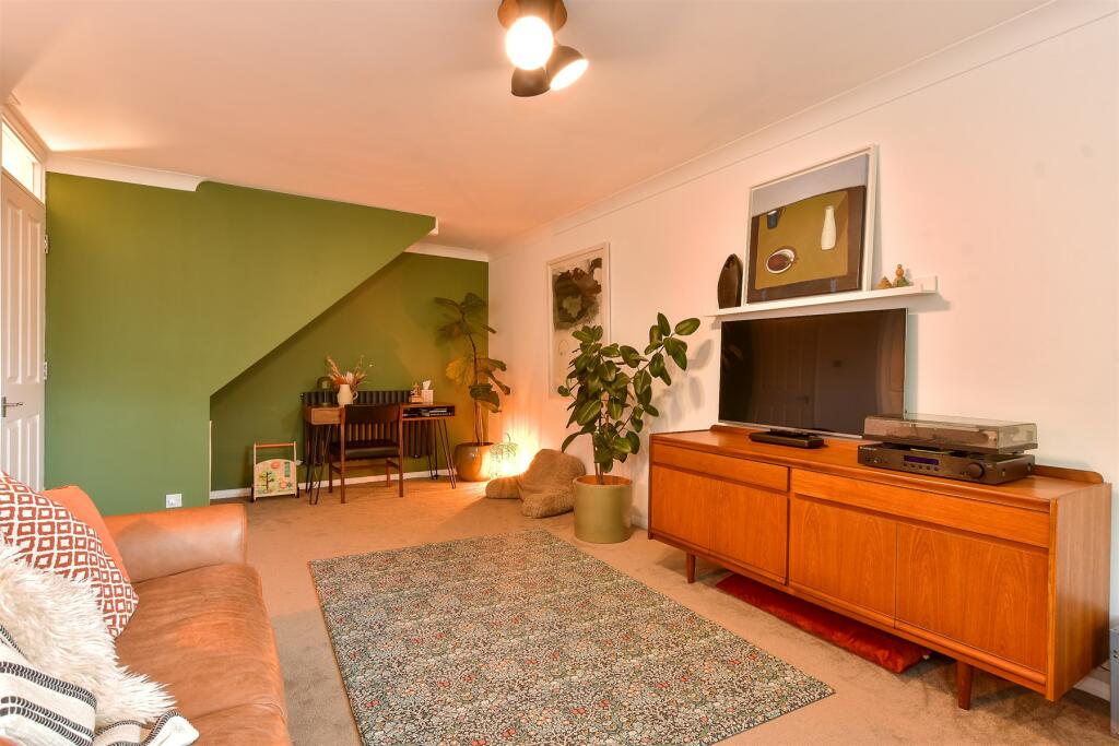 Lounge/Dining Area