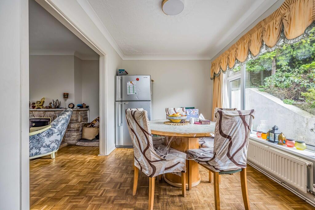 4 Midwood Avenue,...