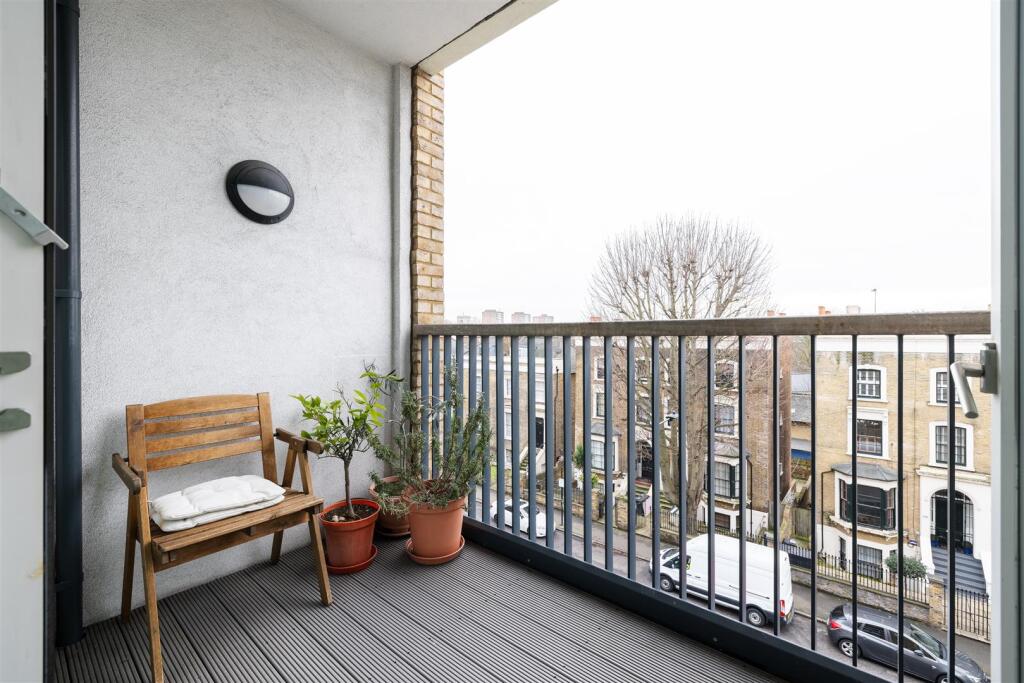 Atkins Square E8