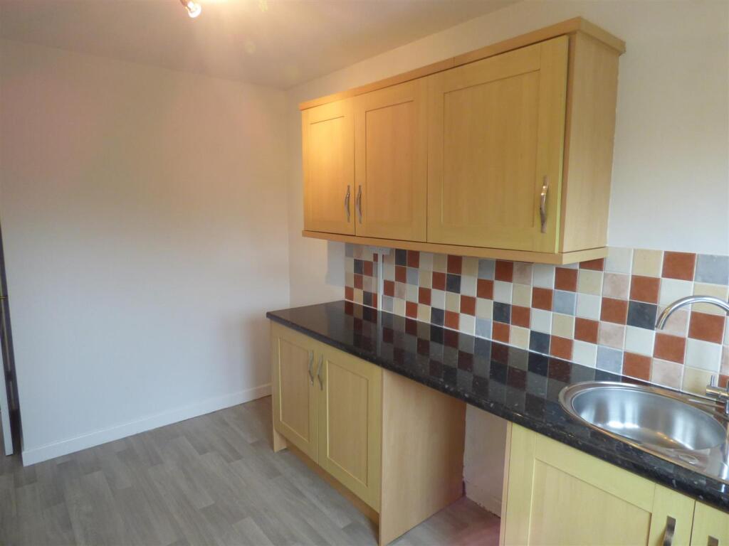 Kitchen    .JPG