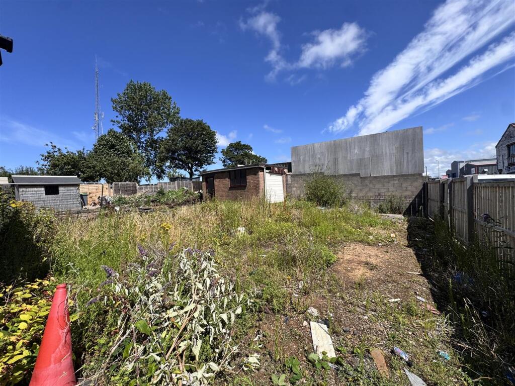 Rear &amp; side garden