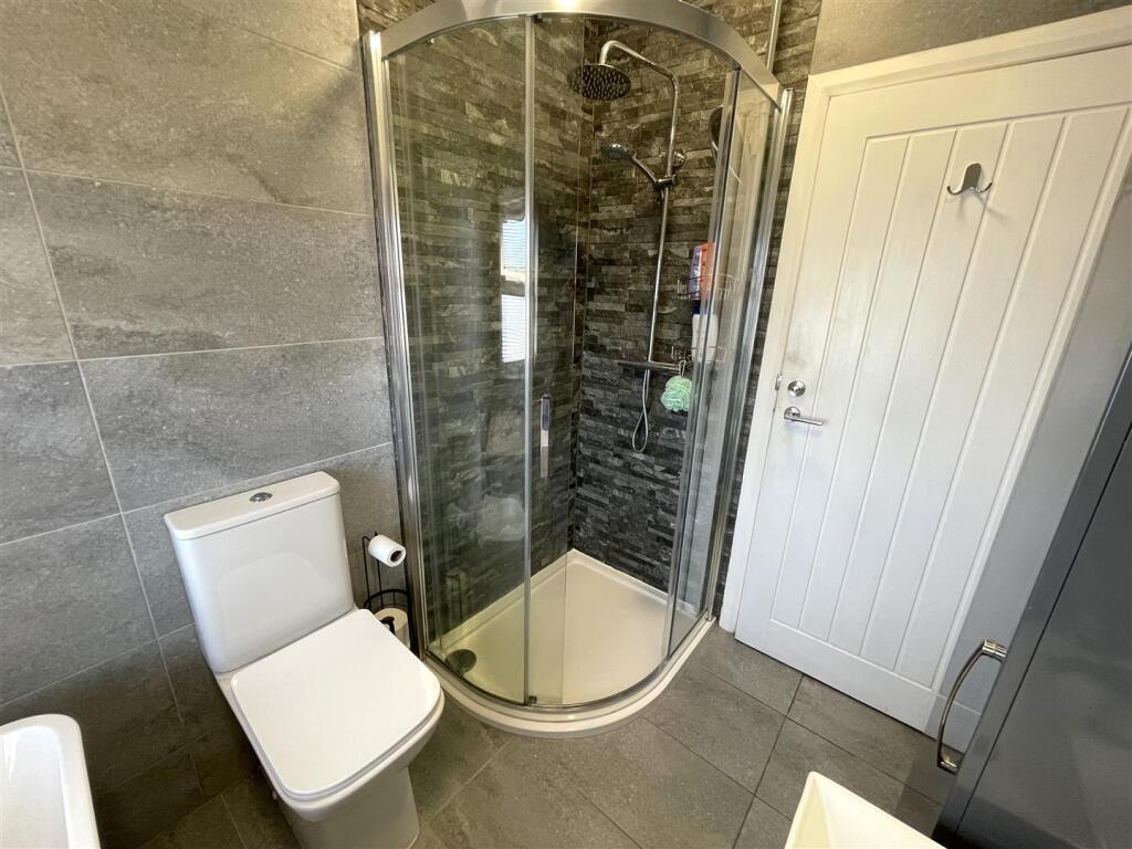 Family Bathroom 2.JPG