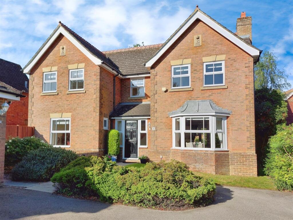 a35215a4-Front 20of 20house.jpg