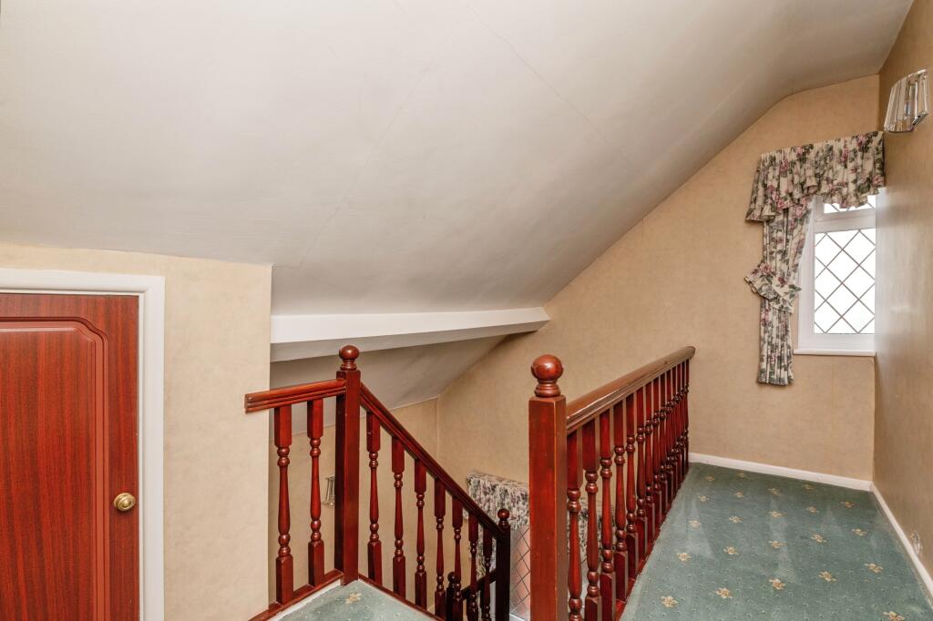 28victoriaroadlaindonbasildonss156aw-20