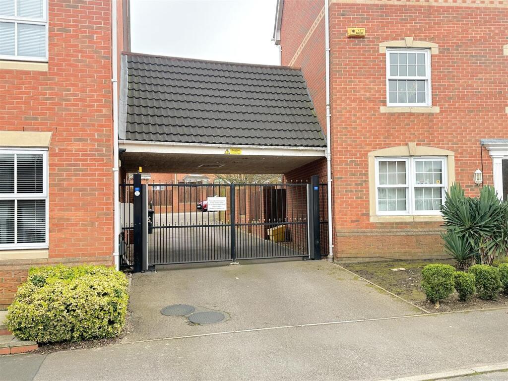 Gated access to garage en bloc