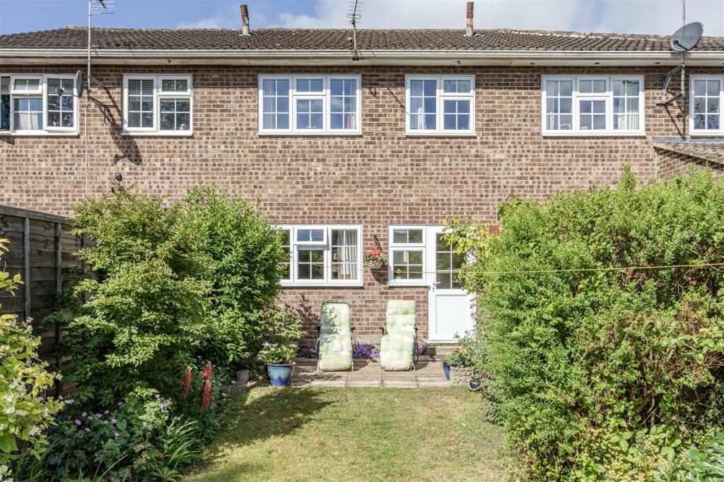 4 Digby Way, Byfleet - 14.jpg