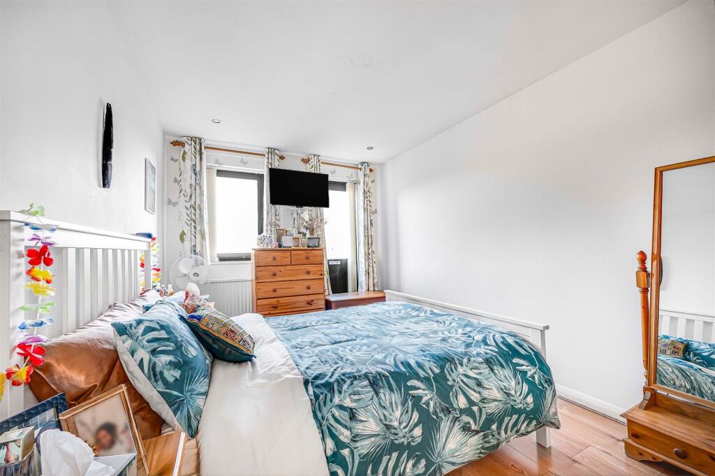 Davies___Davies_21_Searle_Pl__Finsbury_Park__Londo