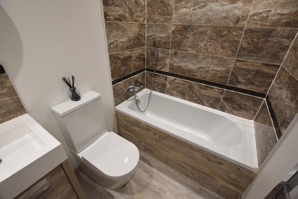 14 Huntingbrooke main bathroom
