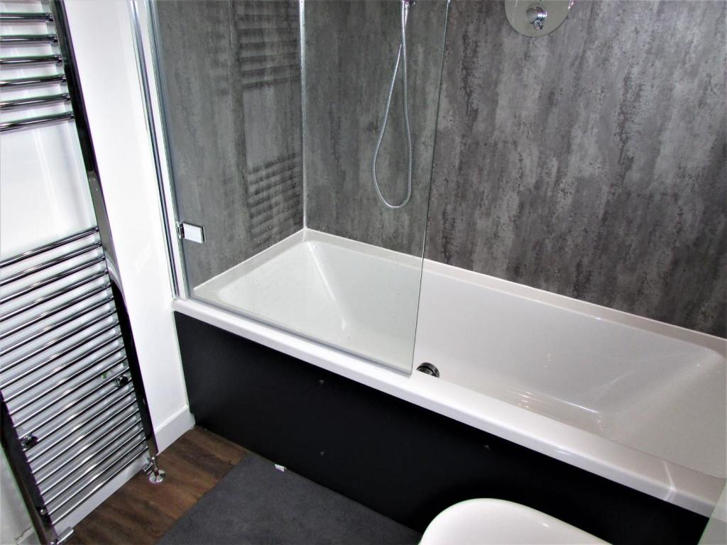 NorfolkCres47bath2.JPG