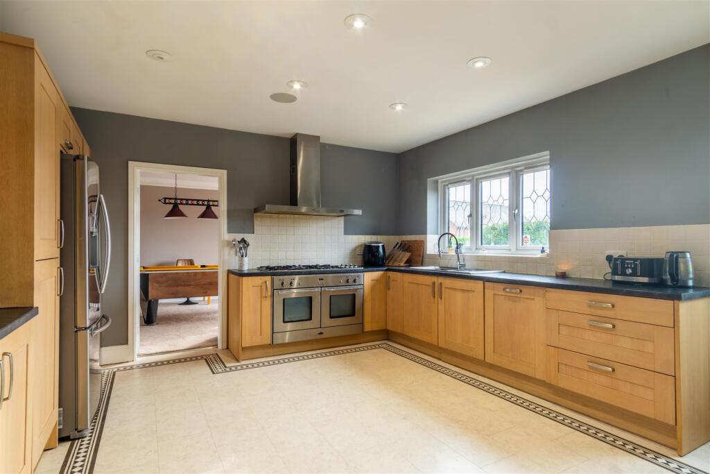 OPEN PLAN KITCHEN/DINING FAMILY ROOM