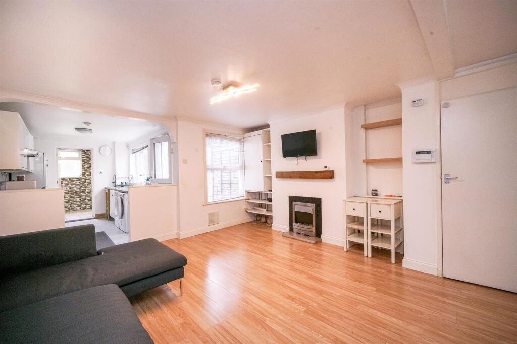 Lounge/Dining Room