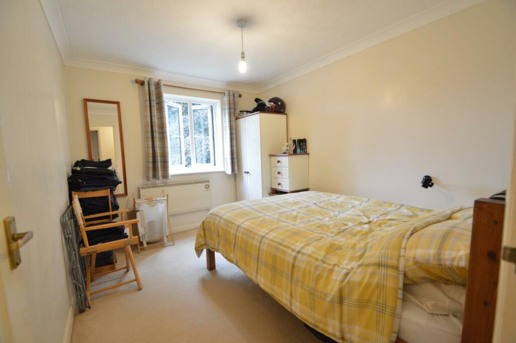 6 Courtlands bedroom.JPG