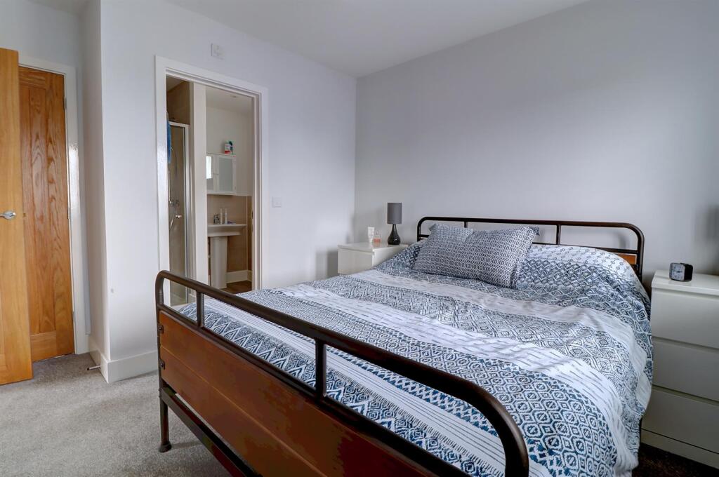 Bedroom 1 .2.jpg
