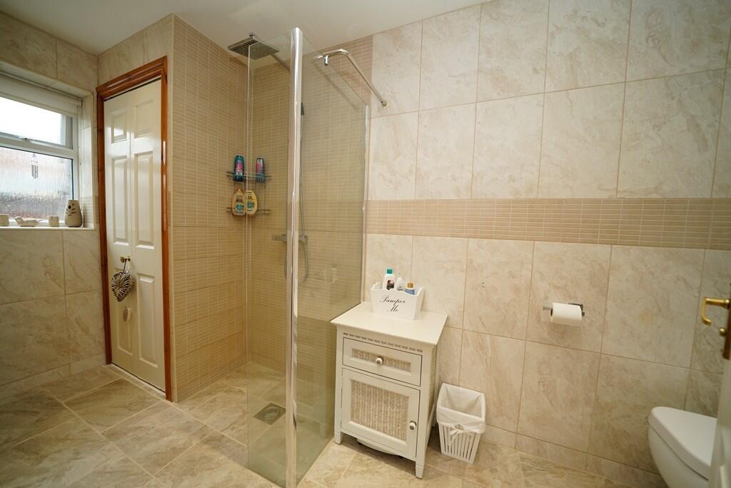 Ensuite shower ro...