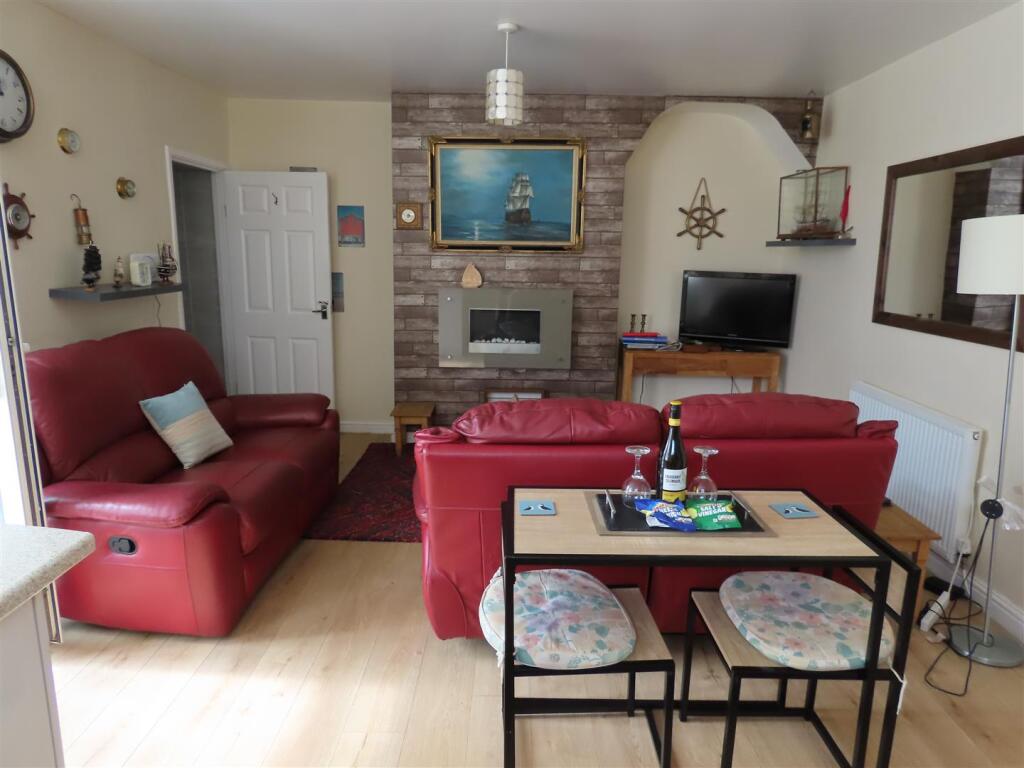 LOUNGE AREA