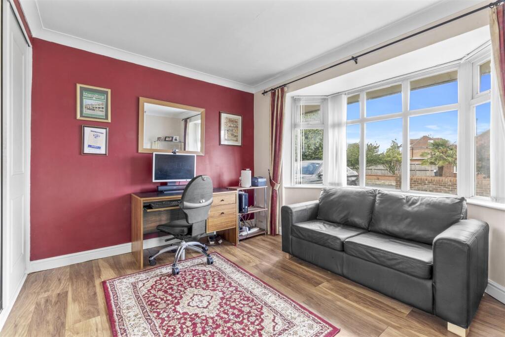 27 East Drive, HP13 6JN-7.jpg