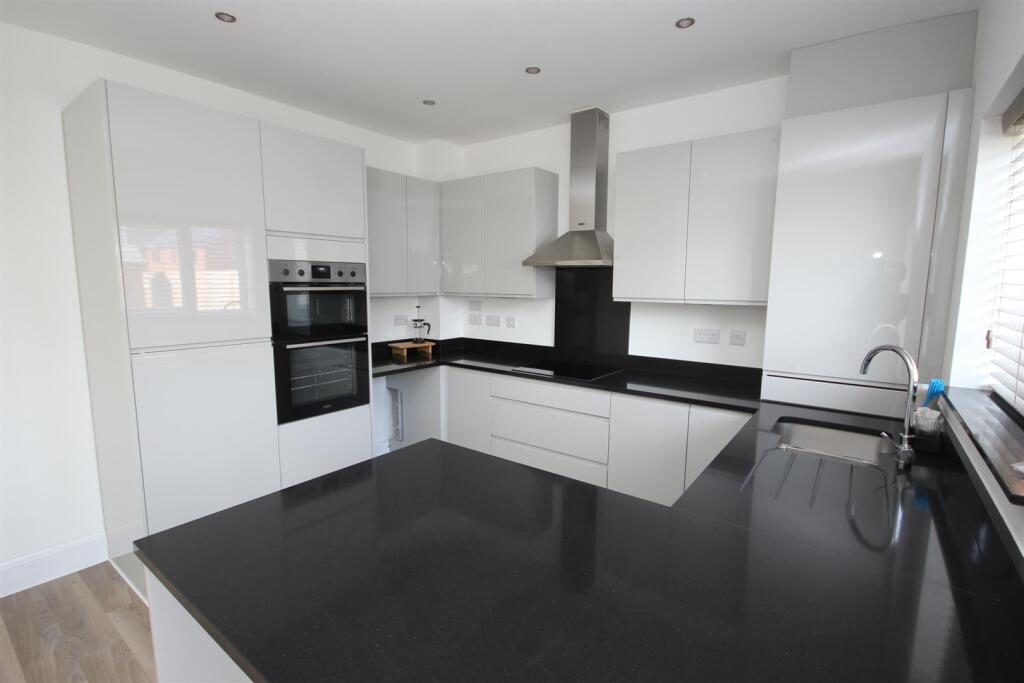 Kitchen 2.JPG