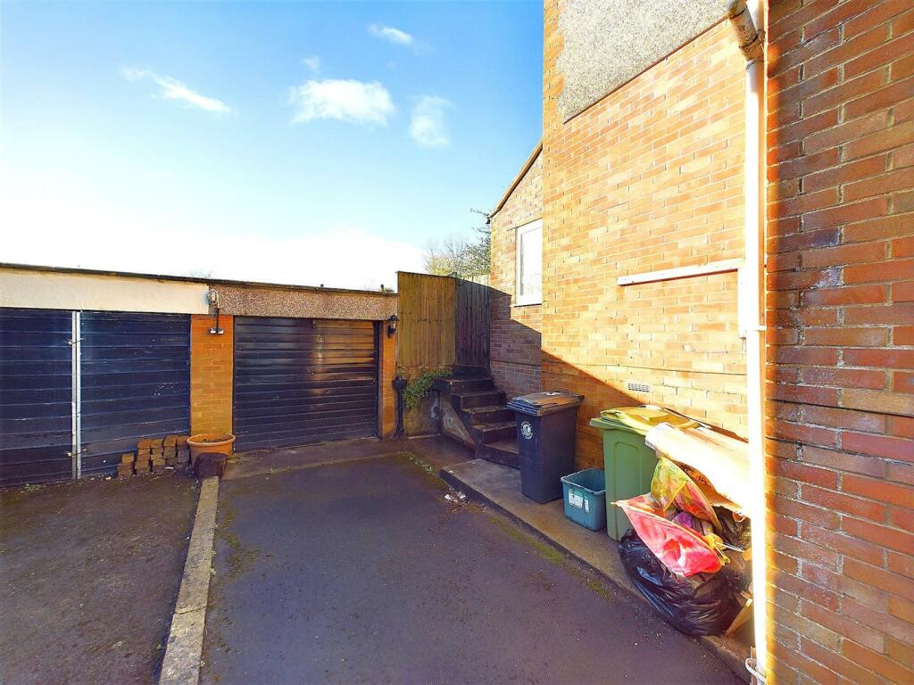 16 - THREE BEDROOM FAMILY HOUSE IN BISHOPSWORTH.jp