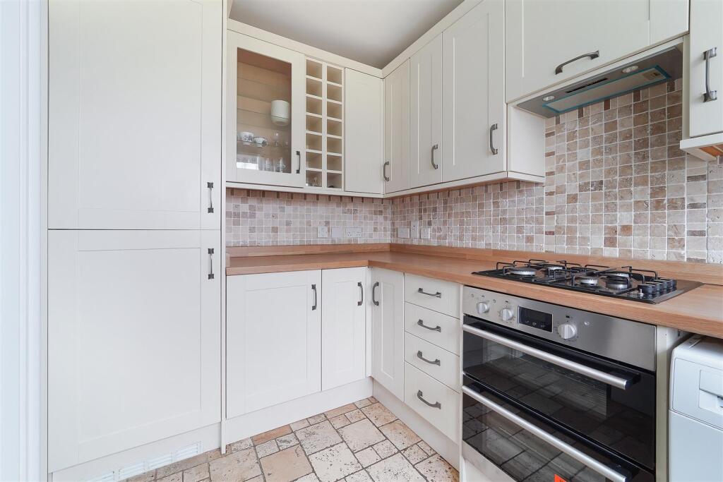 COURTLANDS CRESCENT, 58 (7).jpg