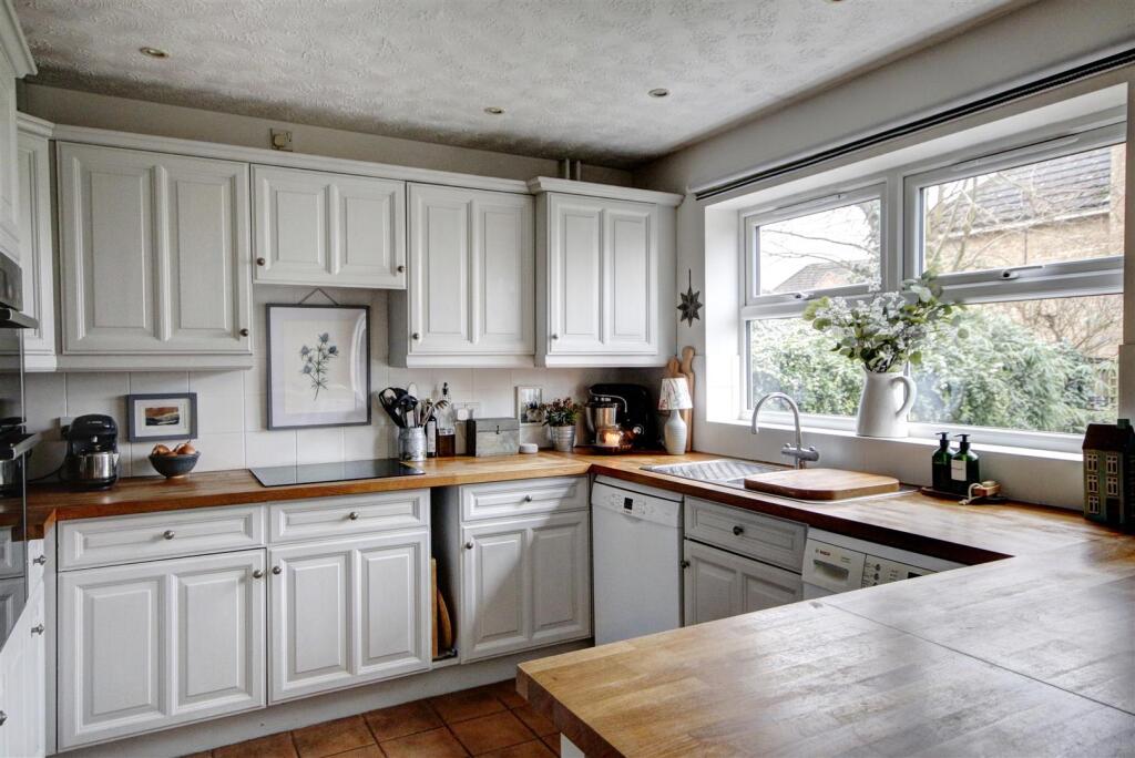 Kitchen/Breakfast Room: