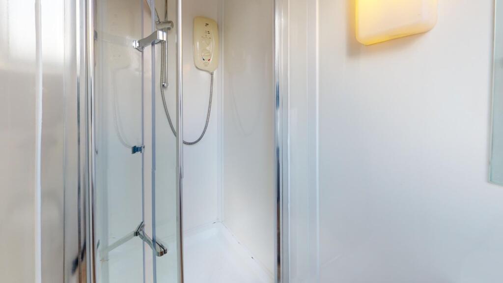 G4-Lets-42-Hartington-Bathroom