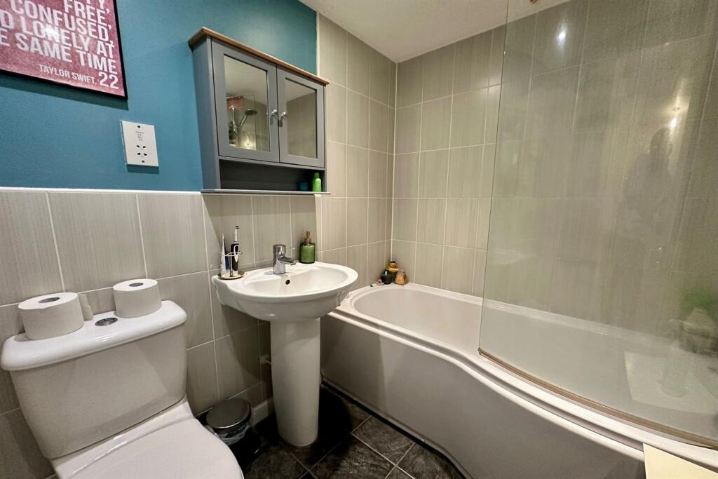 Modern fitted bathro