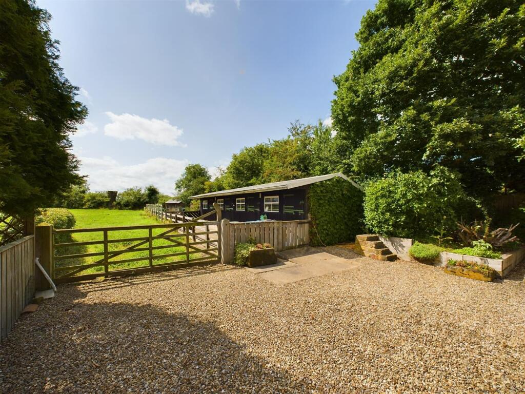 Access to Paddock and Stables