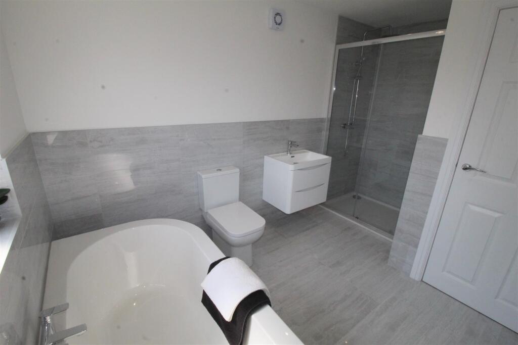 Highbury Road East, 43, bathroom 2.JPG