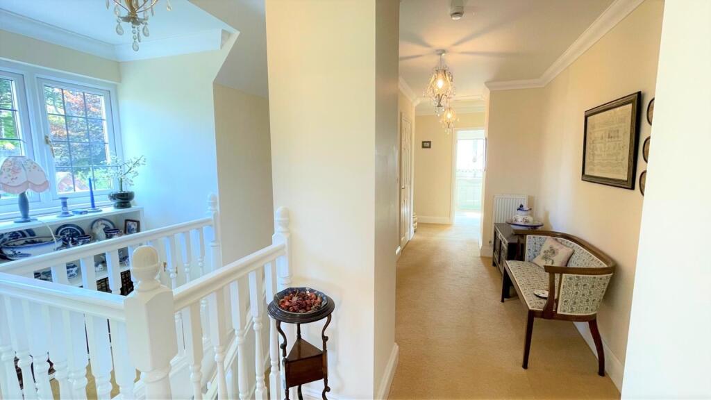 FIRST FLOOR LANDING AREA