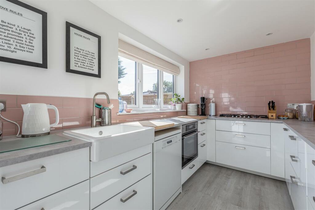 9 Spence Avenue, KT14 7TG - 5.jpg