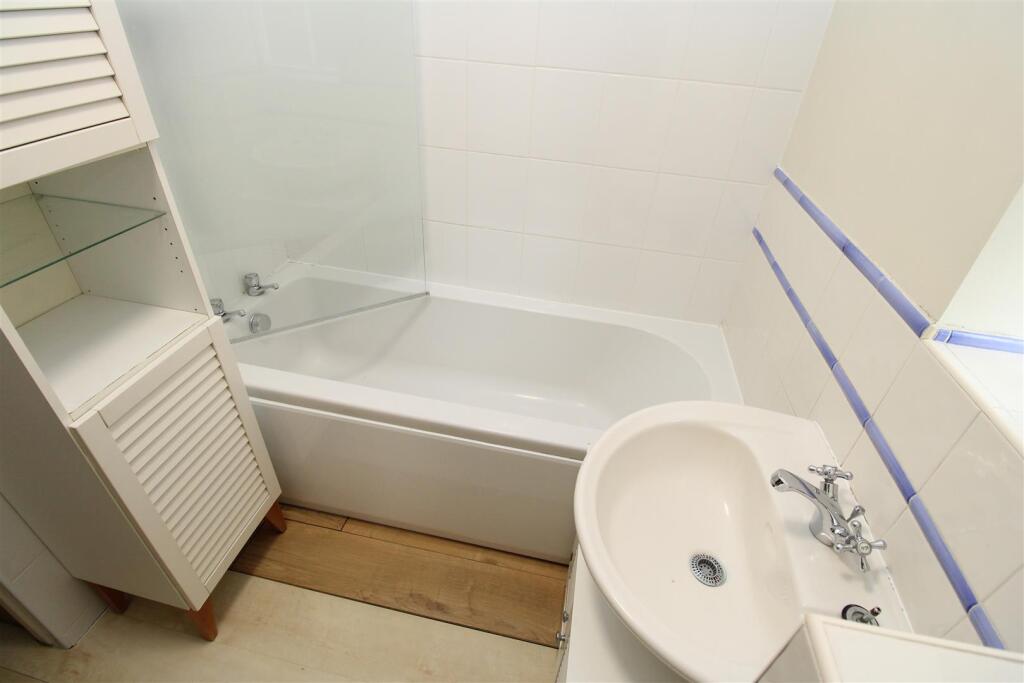 Bathroom 1 USE.JPG