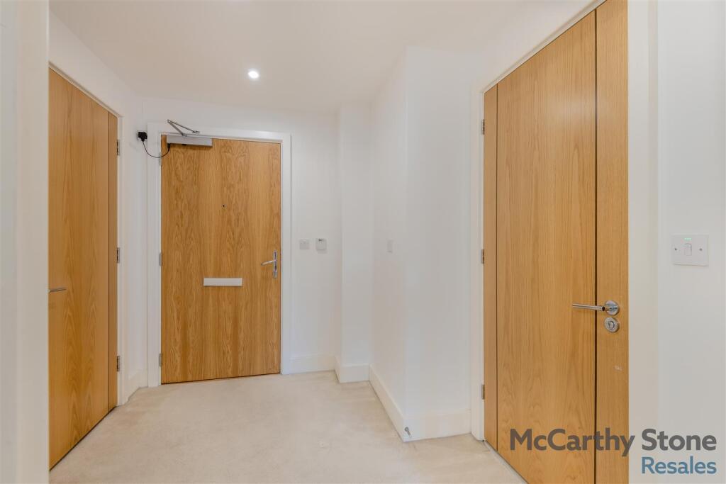 8667784-interior09.jpg