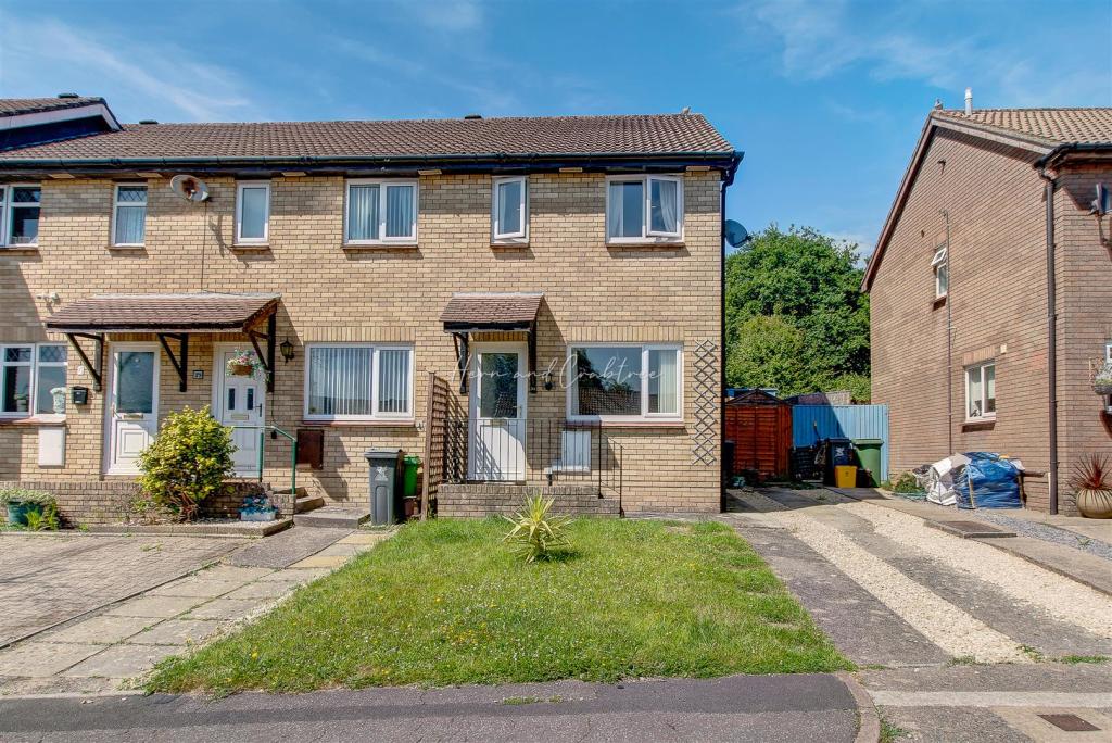 Camelot Way, Thornhill, HernCrabtree_ (1).jpg