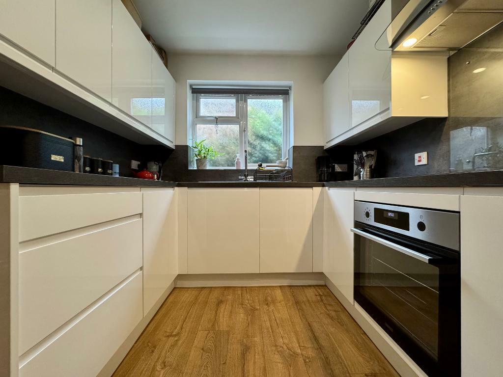 Contemporary handleless kitchen