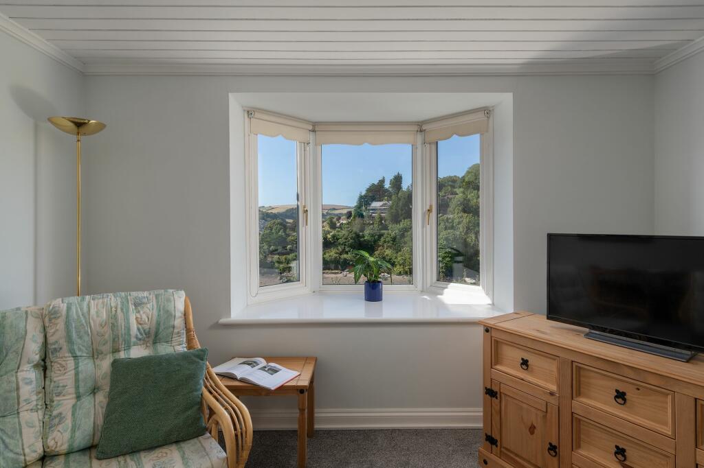 5 Marina Court, Kingswear, Living Room