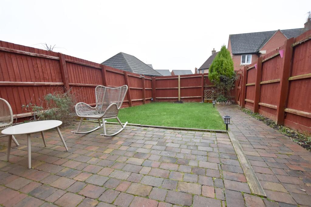 ENCLOSED REAR GARDEN