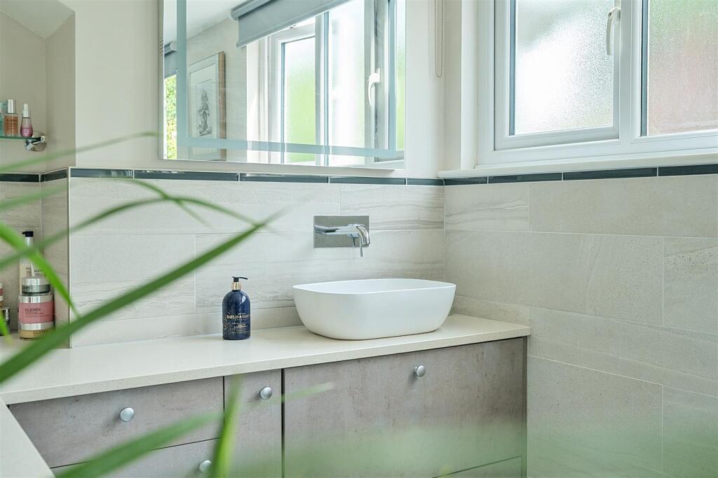 Spinney Bed1Ensuite..jpg