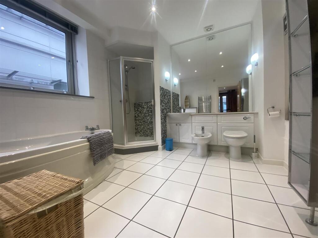 1st Bathroom (4).jpeg