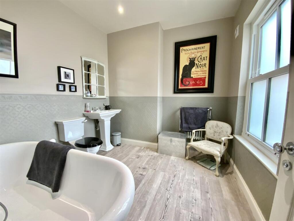 LargeFamily Bathroom