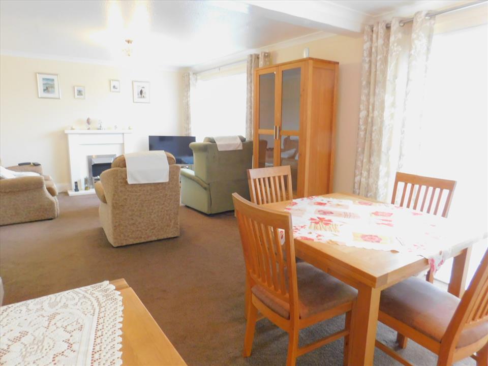 LOUNGE/DINING ROOM
