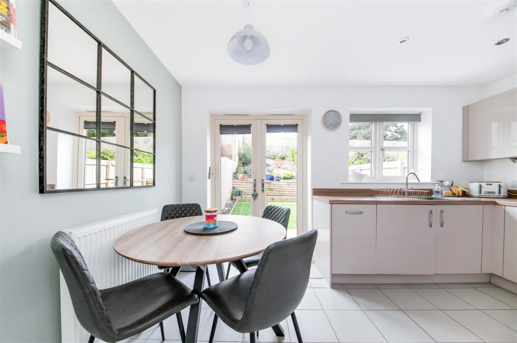 OPEN-PLAN DINING KITCHEN