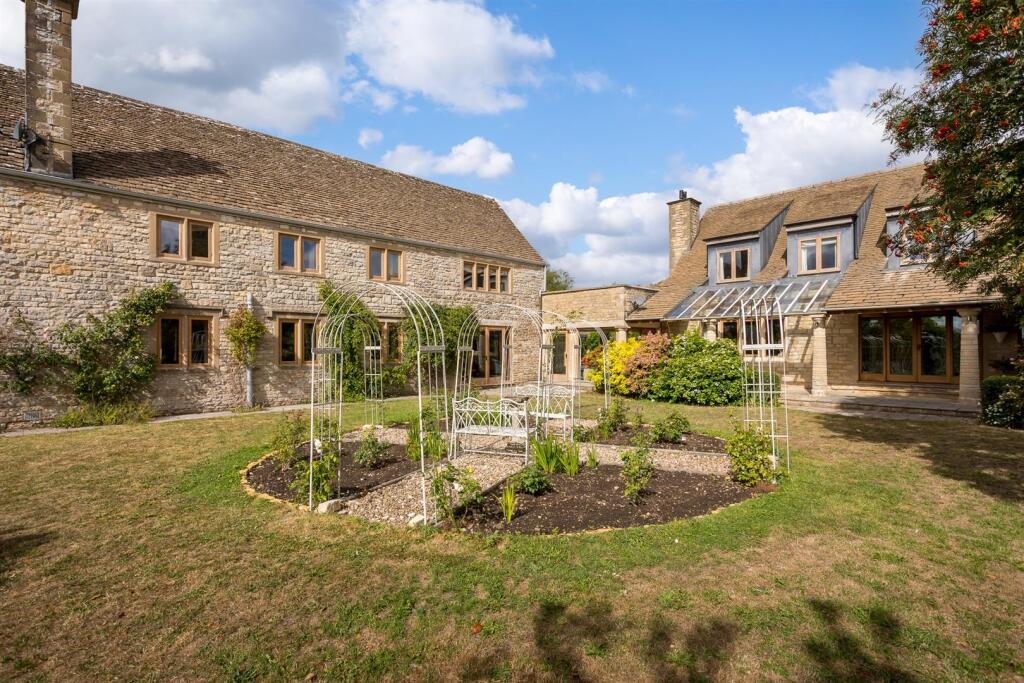 35 - High Barn - GL6 0QA - Web.jpg