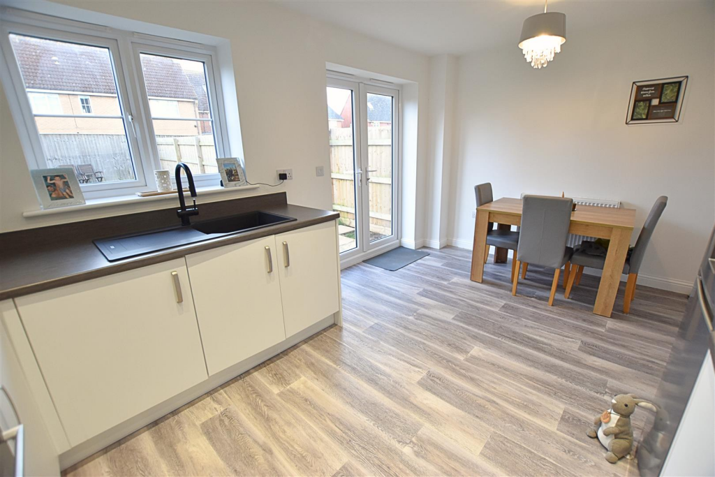 KITCHEN DINING ROOM