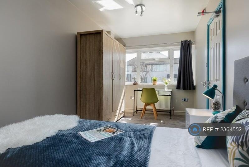 Lot Of Storage - Large Wardrobe &amp; Under The Bed 