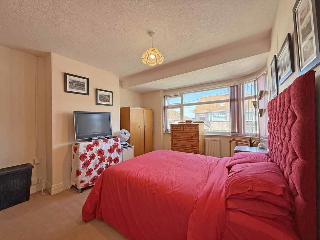 Lester Close 10 Bed 1.jpg