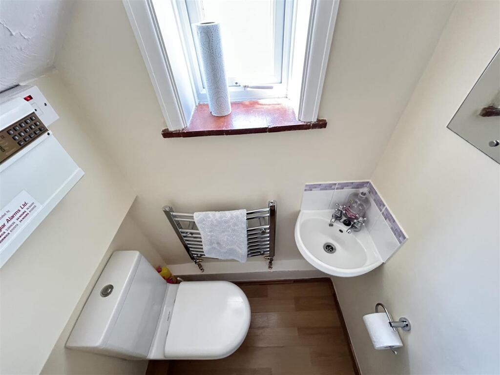 GROUND FLOOR CLOAKROOM
